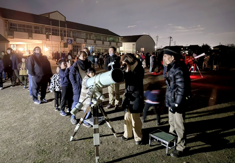 望遠鏡をのぞき込み、天体を観測する児童ら＝香取市立新島小学校