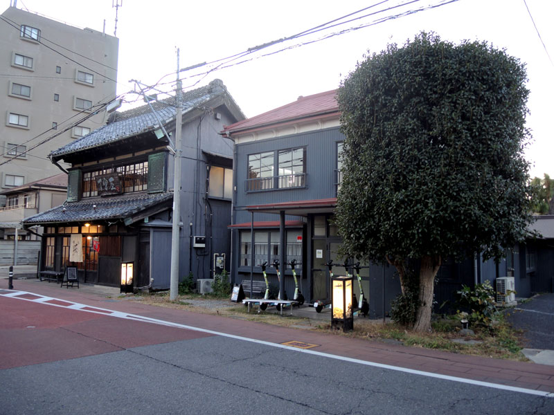巨額の債務を抱える中で流山市政への重みが増す第3セクター「流山ツーリズムデザイン」(写真右)。隣接する古民家「丁字屋」では、今年6月から自主事業として新たな日本茶カフェの営業が始まった=12日、流山市