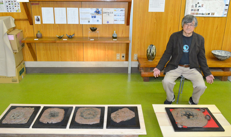 ギャラリー開業3周年の企画展を開催した井口さん。「デブリ」がテーマという=大多喜町