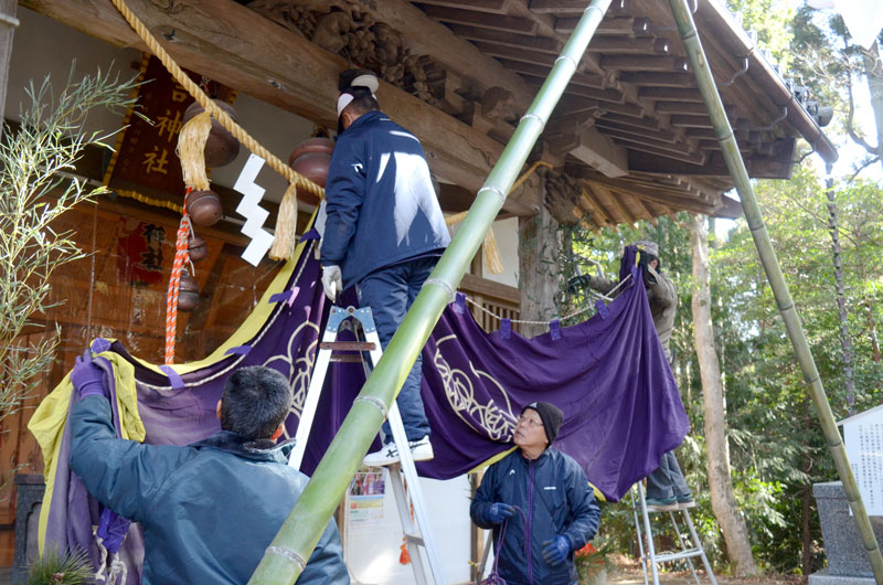 日吉神社の本殿に飾りを付ける様子＝２８日、東金市