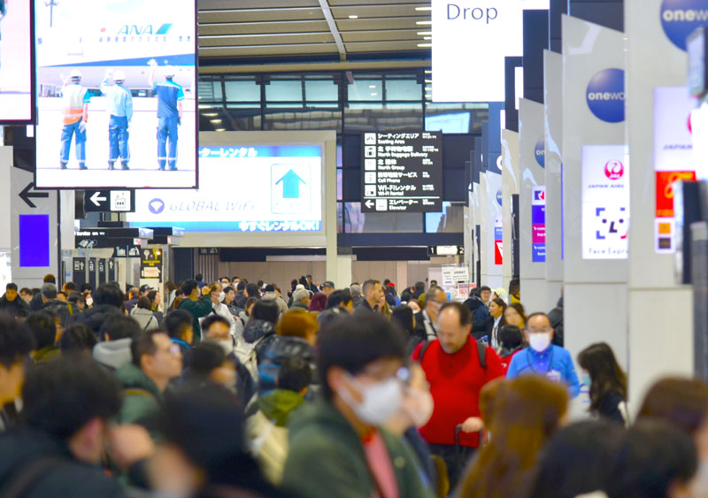 年末年始の出国ラッシュが始まり、海外に向かう旅客でにぎわう成田空港＝２７日午後、成田市
