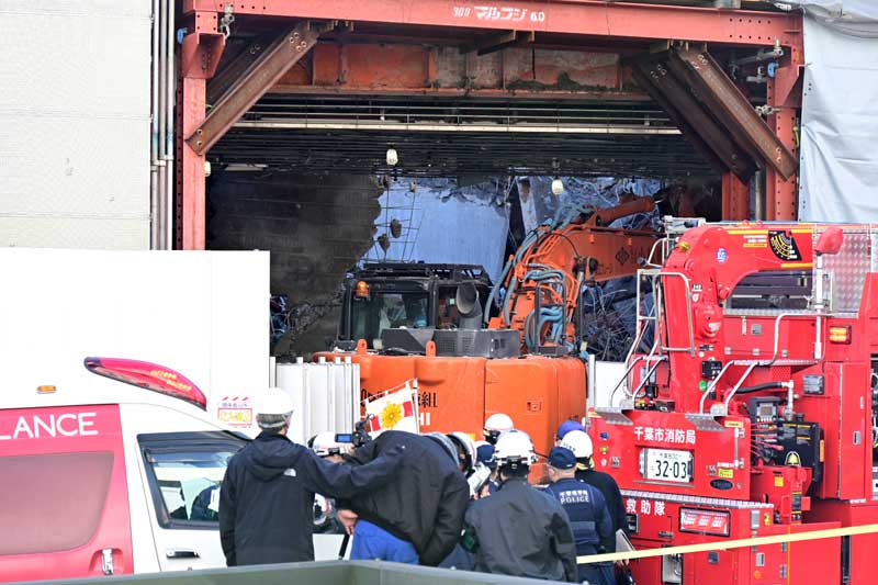 現場に投入されている重機＝９日午前１１時２５分、千葉市中央区富士見１