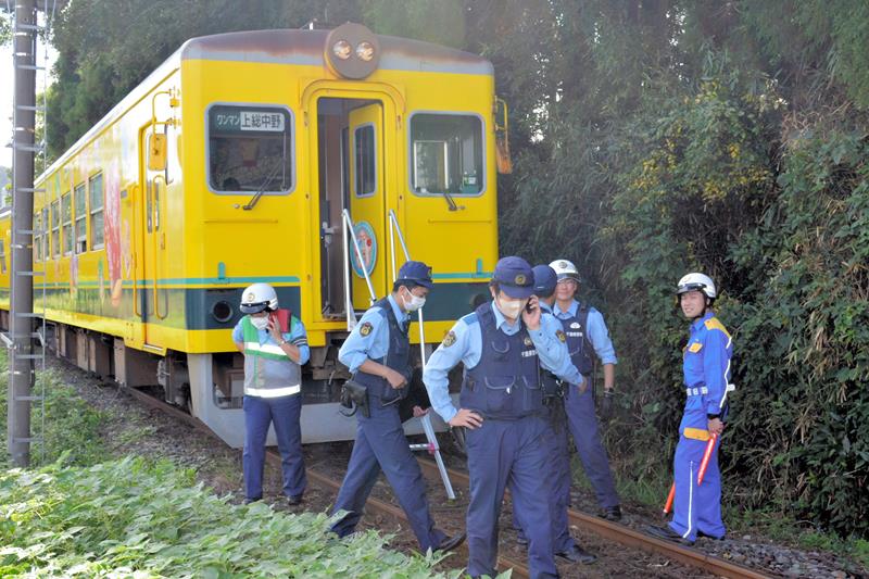 脱線したいすみ鉄道の車両周辺で事故の対応に当たる警察官ら＝２０２４年１０月、いすみ市
