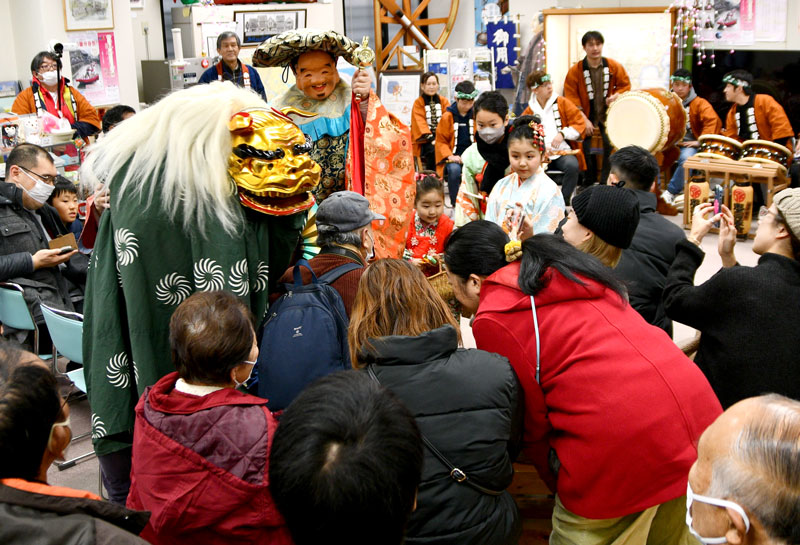 獅子が来場者の頭をかむしぐさをして厄を払った＝５日、香取市