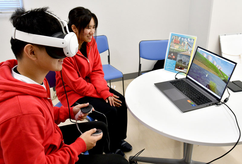 メタバース空間で農作業を体験する高校生＝多古町