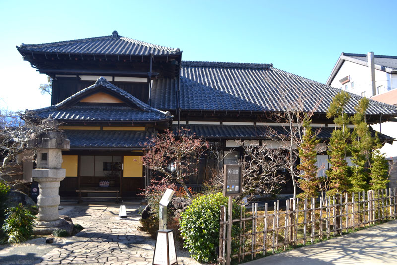 江戸時代に建てられた母屋を改装し、シェフこだわりの日本料理と日本酒が味わえる「きのえねｏｍｏｙａ」