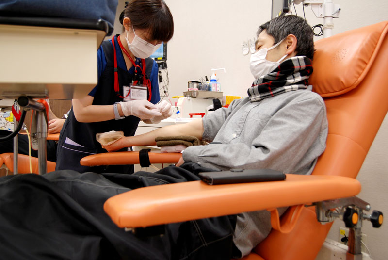成分献血に協力する男性=2024年12月27日、千葉市中央区のモノレールちば駅献血ルーム