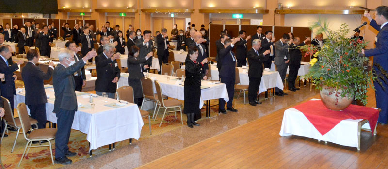 乾杯する新春賀詞交歓会の出席者ら＝６日、三日月シーパークホテル勝浦