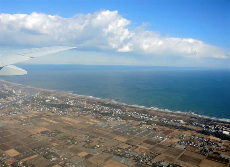 P-1機体から一望の下に広がる九十九里浜と房総沖=8日