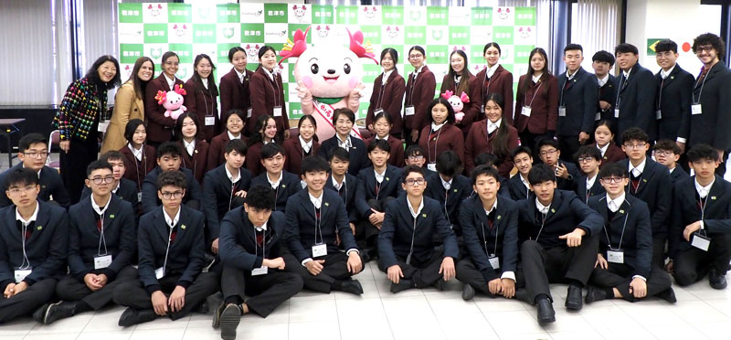 姉妹校交流のため到着したブラジル・サンパウロ市の松柏学園・大志万学院訪日使節団＝君津市