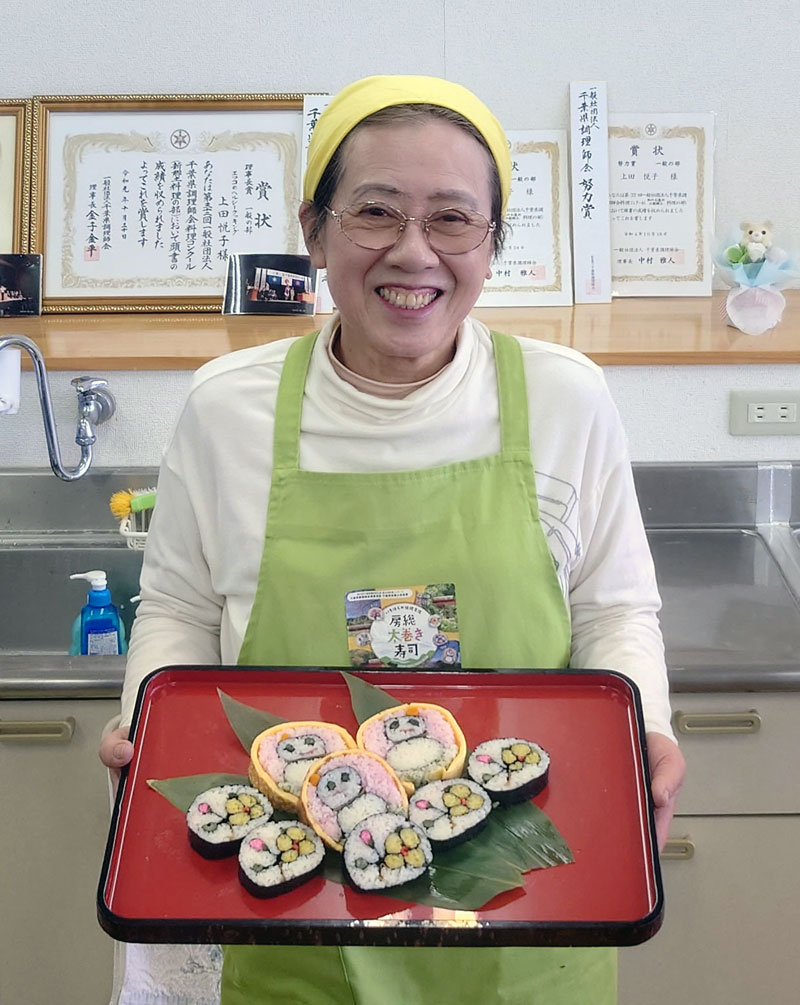料理教室で作った太巻き寿司を披露する上田さん＝市原市