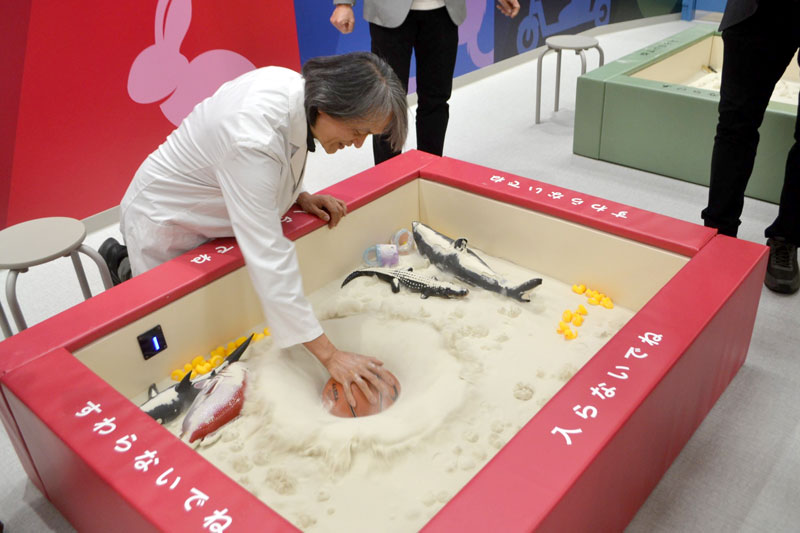 改装した子ども売り場に導入された「流動床」の砂場。液体のような挙動を楽しめる=千葉市中央区のアリオ蘇我