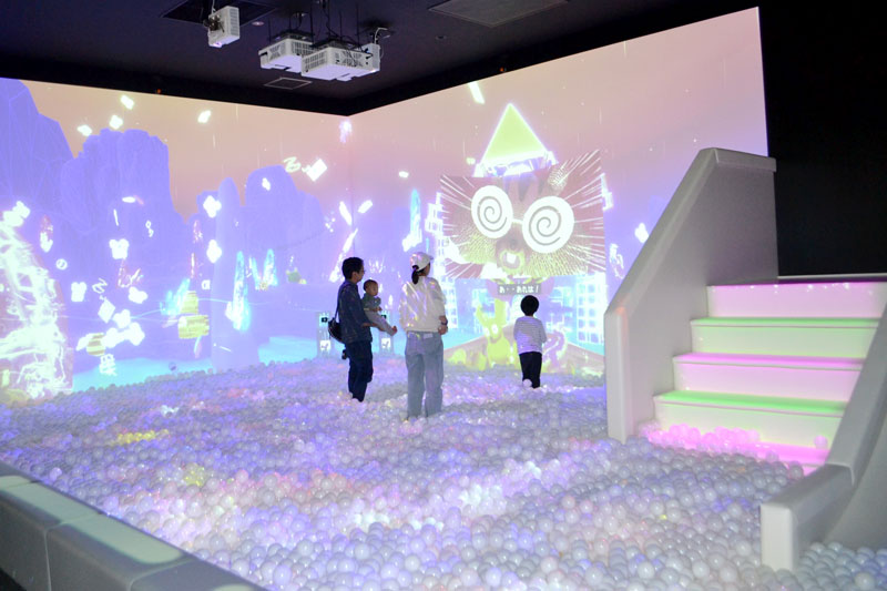 デジタルと融合させたボールプール