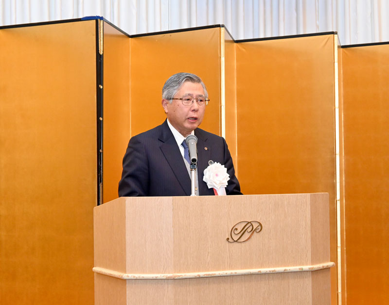 あいさつをする佐久間会頭＝千葉市中央区