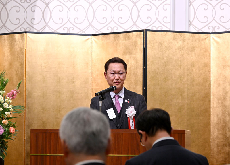 あいさつをする茂木会長＝千葉市中央区