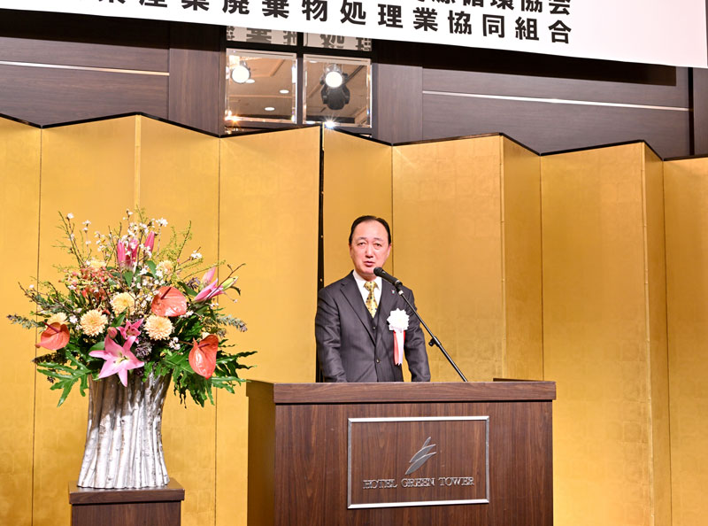 あいさつをする杉田会長＝千葉市美浜区