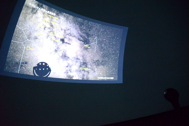 星座などを解説するシーン