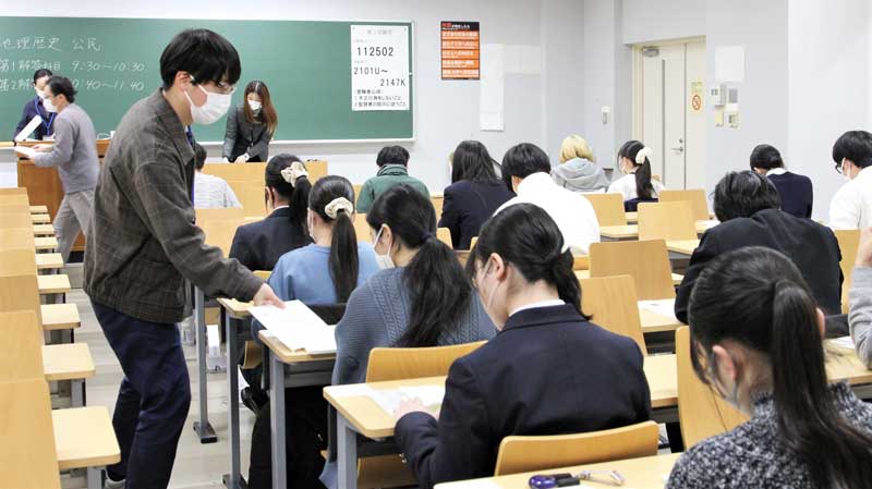 大学入学共通テストに臨む受験生ら＝１８日午前、千葉市稲毛区の千葉大学西千葉キャンパス