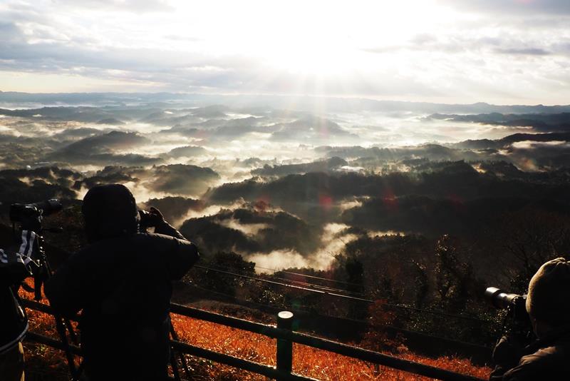 朝もやに包まれて幻想的に浮かび上がる九十九谷＝君津市