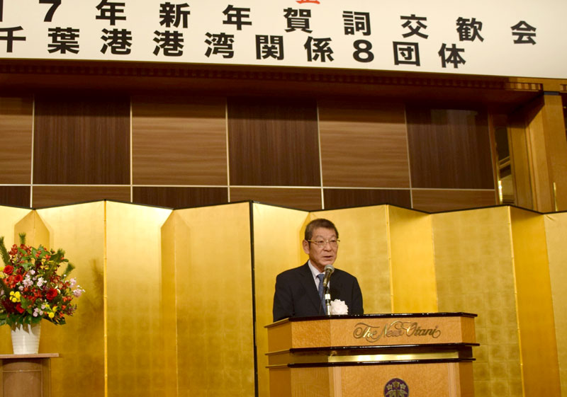 あいさつする宮本会長＝千葉市美浜区