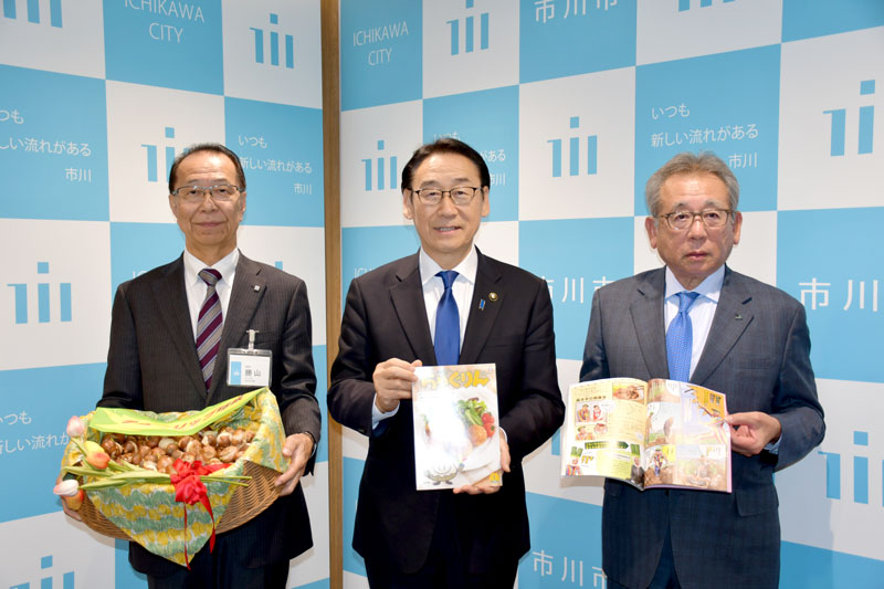 「ちゃぐりん」を寄贈したJAいちかわの今野組合長(右)。中央は田中市長、左は勝山浩司教育長=22日、市川市役所