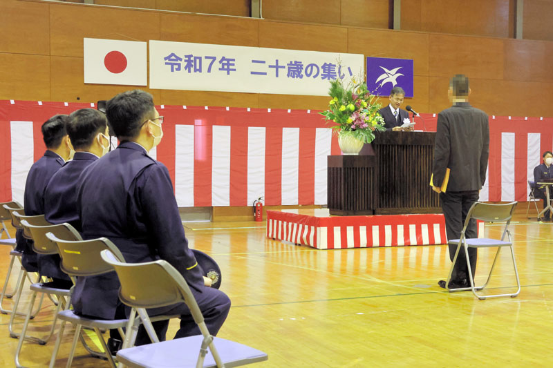 稗田センター長の式辞に耳を傾けるセンター生と見守る職員＝１７日午後、市原市磯ケ谷（画像は一部加工してあります）