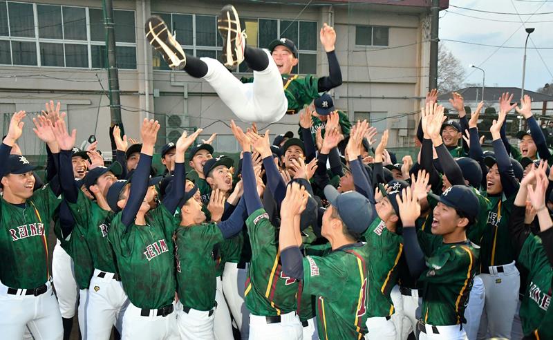 選抜大会出場が決まり、山本主将を胴上げする千葉黎明の選手たち