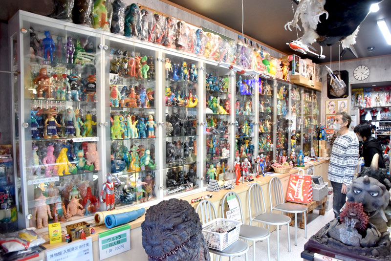 「カネゴン」や「ナメゴン」など、ウルトラシリーズに登場した怪獣のソフビ人形がずらりと並ぶ館内=鋸南町