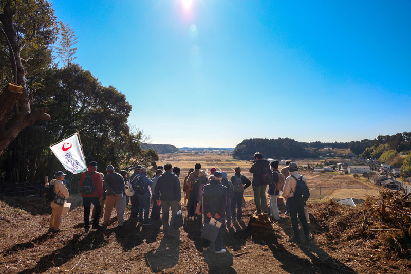 土橋城から平野を眺める参加者ら＝多古町（多古城郭保存活用会提供）