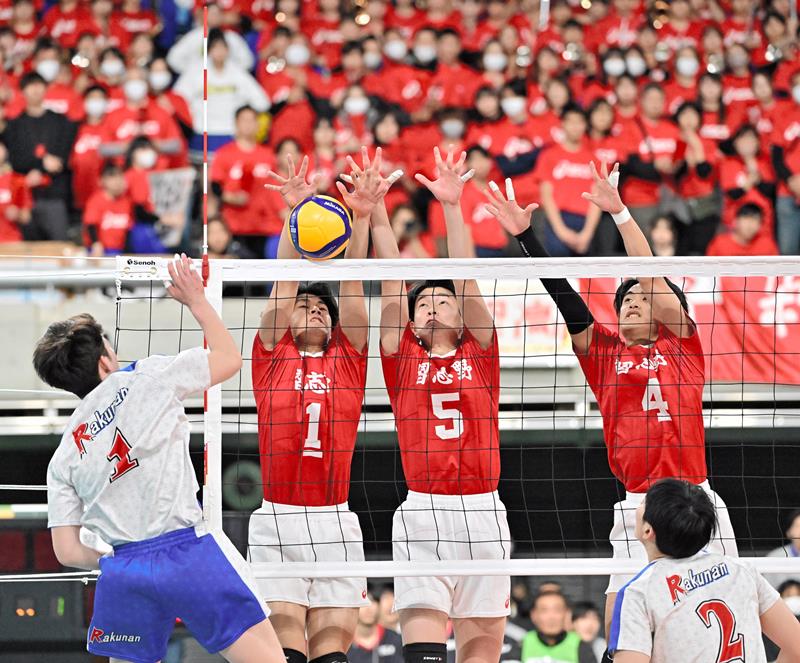 洛南との１回戦第１セット、ブロックに跳ぶ習志野の選手たち＝東京体育館