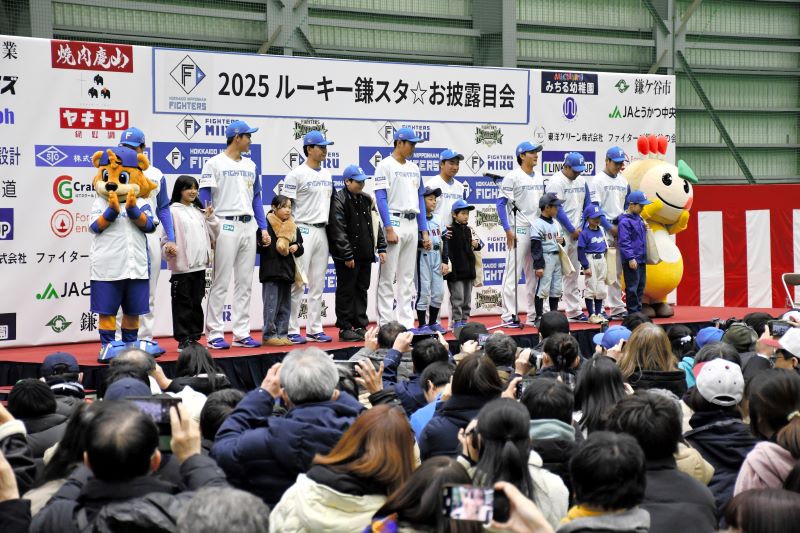 ８人の選手がそろった入団お披露目会＝１９日、鎌ケ谷市のファイターズ鎌ケ谷スタジアム