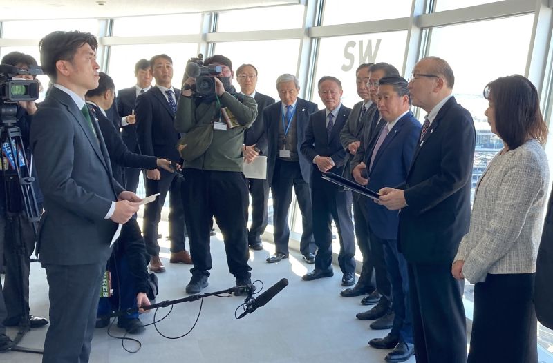 成田空港のランプセントラルタワーで成田市の小泉市長（右から２人目）ら空港周辺９市町の首長と意見交換を行う中野国交相（左）＝２４日、成田市