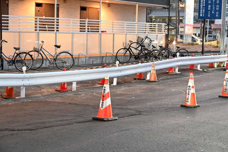 片側通行規制になった現場＝12日午後５時半ごろ、習志野市鷺沼