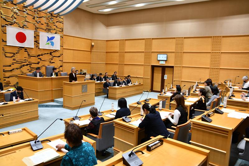 香取市で初めての女性模擬議会が開かれ、市執行部に一般質問する参加者=同市議会