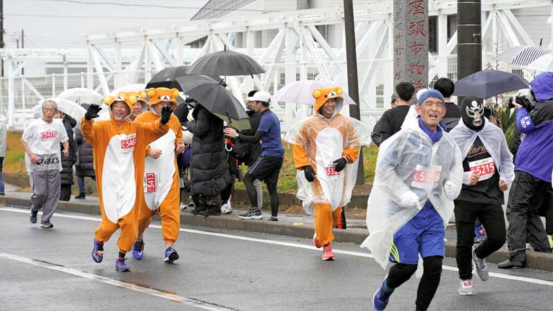 思い思いの姿で参加し、沿道を楽しませるランナーも
