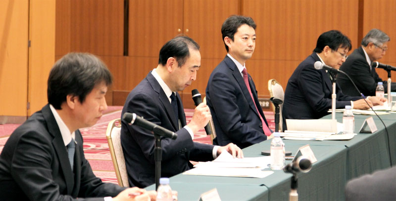 会議であいさつする岩野千葉労働局長（左から２人目）＝千葉市中央区