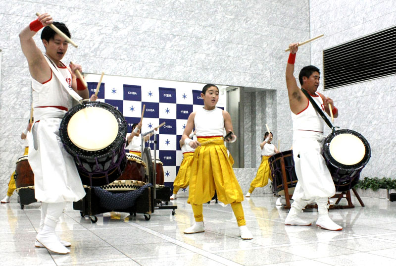 訪台を前に県庁を訪れ、演奏を披露する凪のメンバー＝千葉市中央区