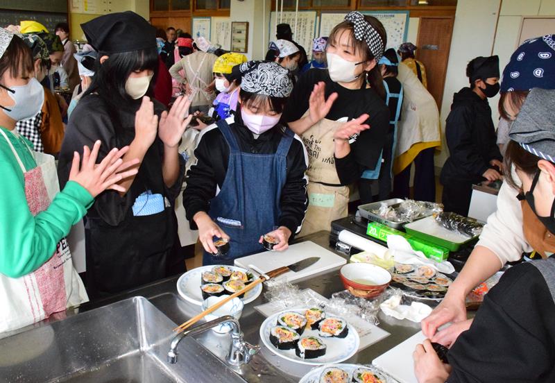 太巻きずしが完成し拍手する子どもたち＝７日、長南町