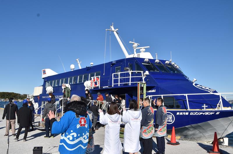 高速ジェット船から下船する客を出迎える森市長（右奥）ら＝９日、館山市