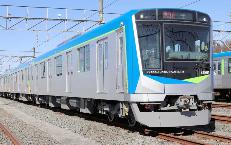 報道陣に公開された８００００系新型車両＝１０日、野田市