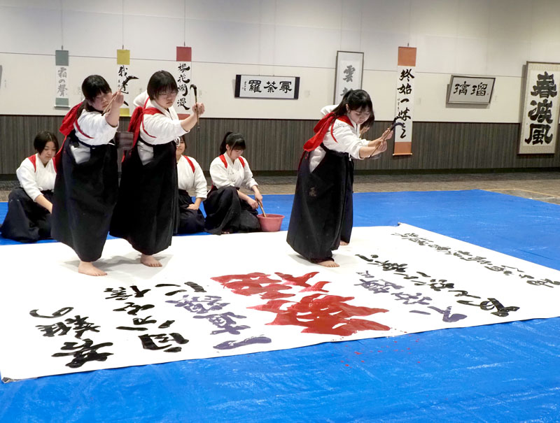 躍動感豊かに書道パフォーマンスを披露する袖ケ浦高生＝木更津市