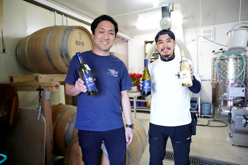 銚子葡萄酒醸造所で自社ワインを手にする坐古代表（左）と地域おこし協力隊員の高井さん＝銚子市