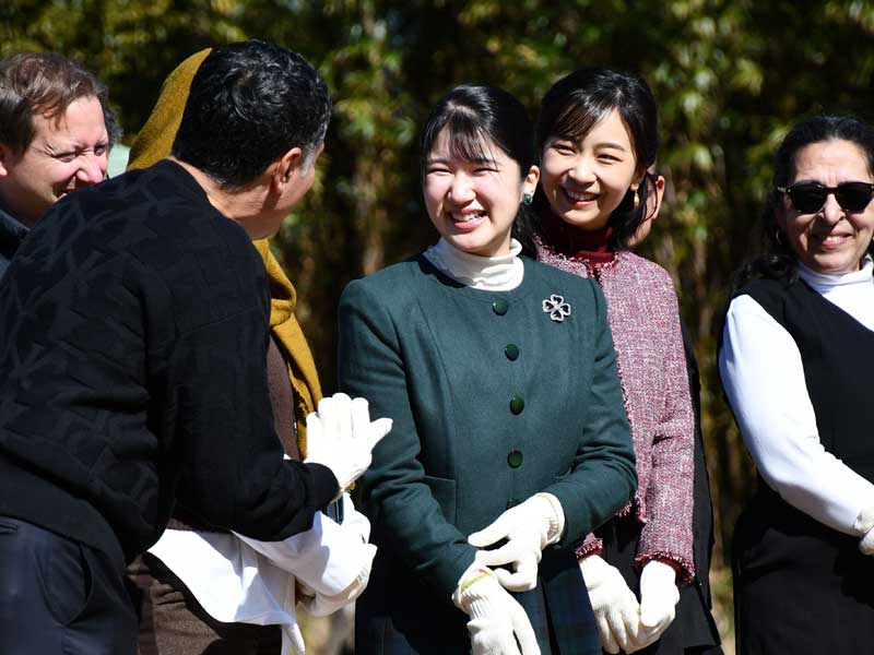 駐日外国大使らと談笑する愛子さま(中央)と佳子さま(右隣り)=14日、市川市