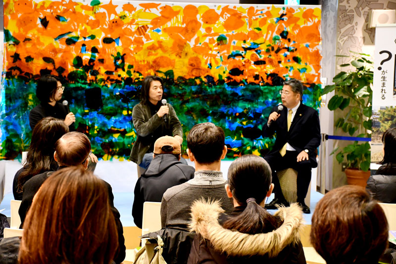 「浦安芸大プロジェクト」で語り合う日比野学長（中央）と内田市長（右）＝浦安市