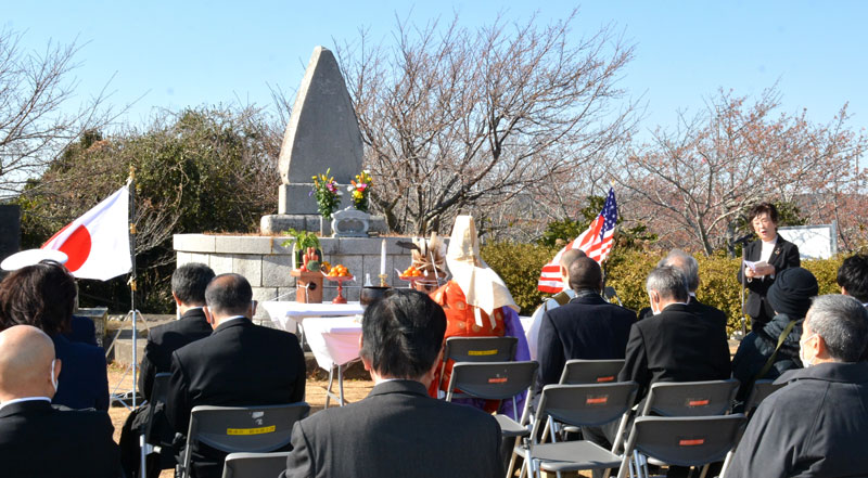 慰霊祭であいさつを述べる照川市長＝１３日、勝浦市