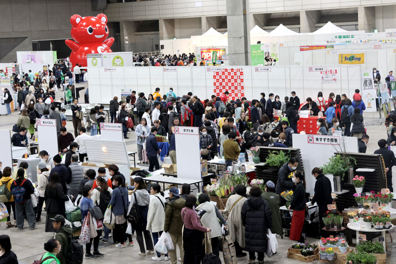 買い物を楽しむ来場者でにぎわった「きやっせ物産展」＝１６日、千葉市美浜区の幕張メッセ
