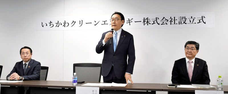 設立式で、新電力会社の意義を語る田中市長(中央)。右は江口社長、左は米本頭取=17日、市川市
