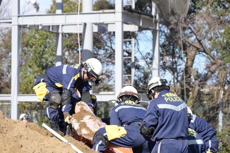 土砂崩れで生き埋めになった被災者(人形)を救助する訓練=19日、千葉市稲毛区