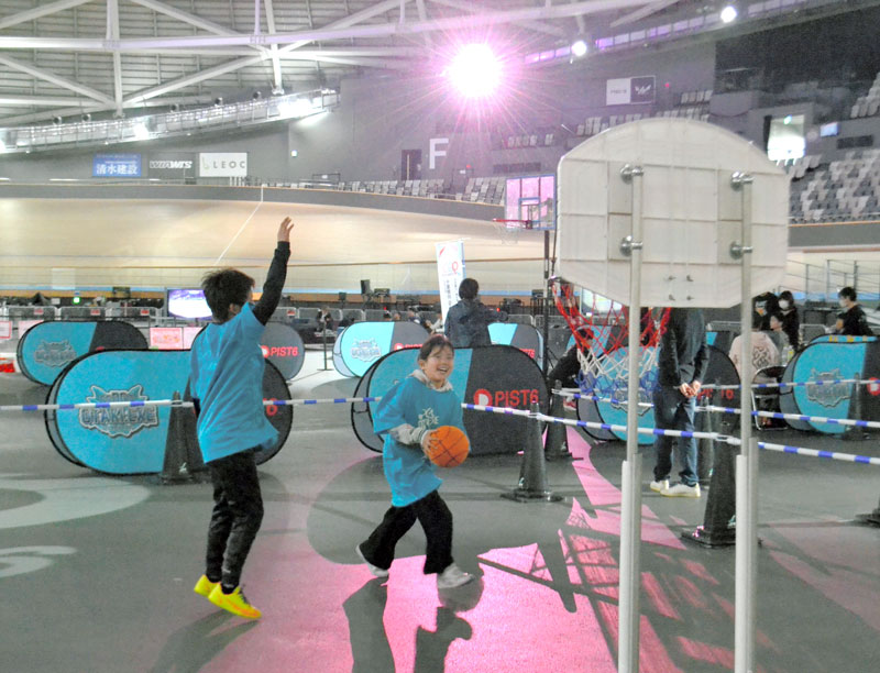 リーグの試合会場となる「TIPSTAR DOME CHIBA」で開かれたイベントでバスケを楽しむ子どもたち=千葉市中央区