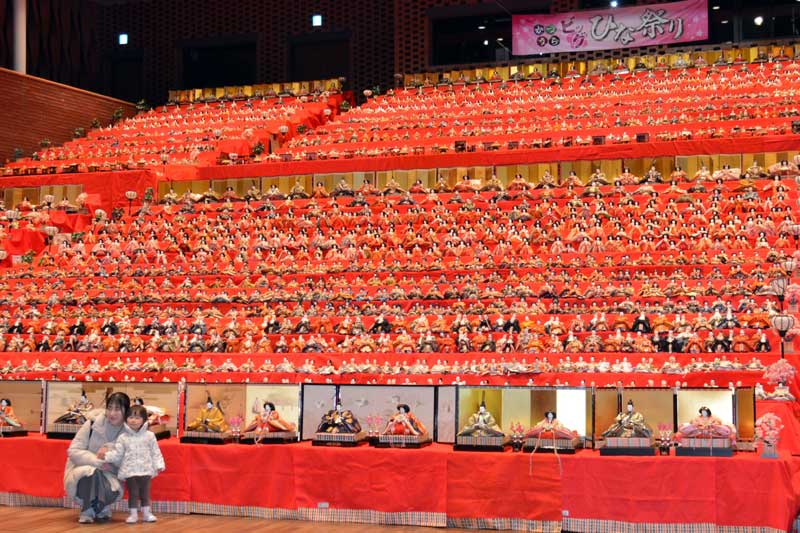 ６年ぶりの開催となったキュステのホールには５千体のひな人形が飾り付けられた＝２２日、勝浦市